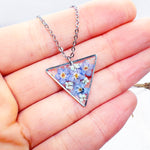 Collana triangolo fiori veri Forget me not in resina uv. Ciondolo bigiotteria argento nontiscordardimé .Gioielli resina.idea regalo