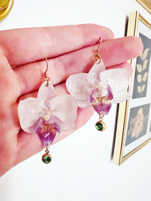 Orecchini veri fiori di orchidea bianca in resina donna oro ciondolo gemme verdi.Gioielli resina fiori secchi pressati.Regalo unico per lei