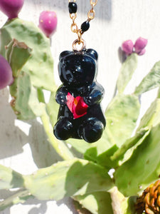 Collana ciondolo orsetto gommoso in resina nera. Bigiotteria artigianale. Pendente orso fiori veri. Idea regalo ragazze e bambine.