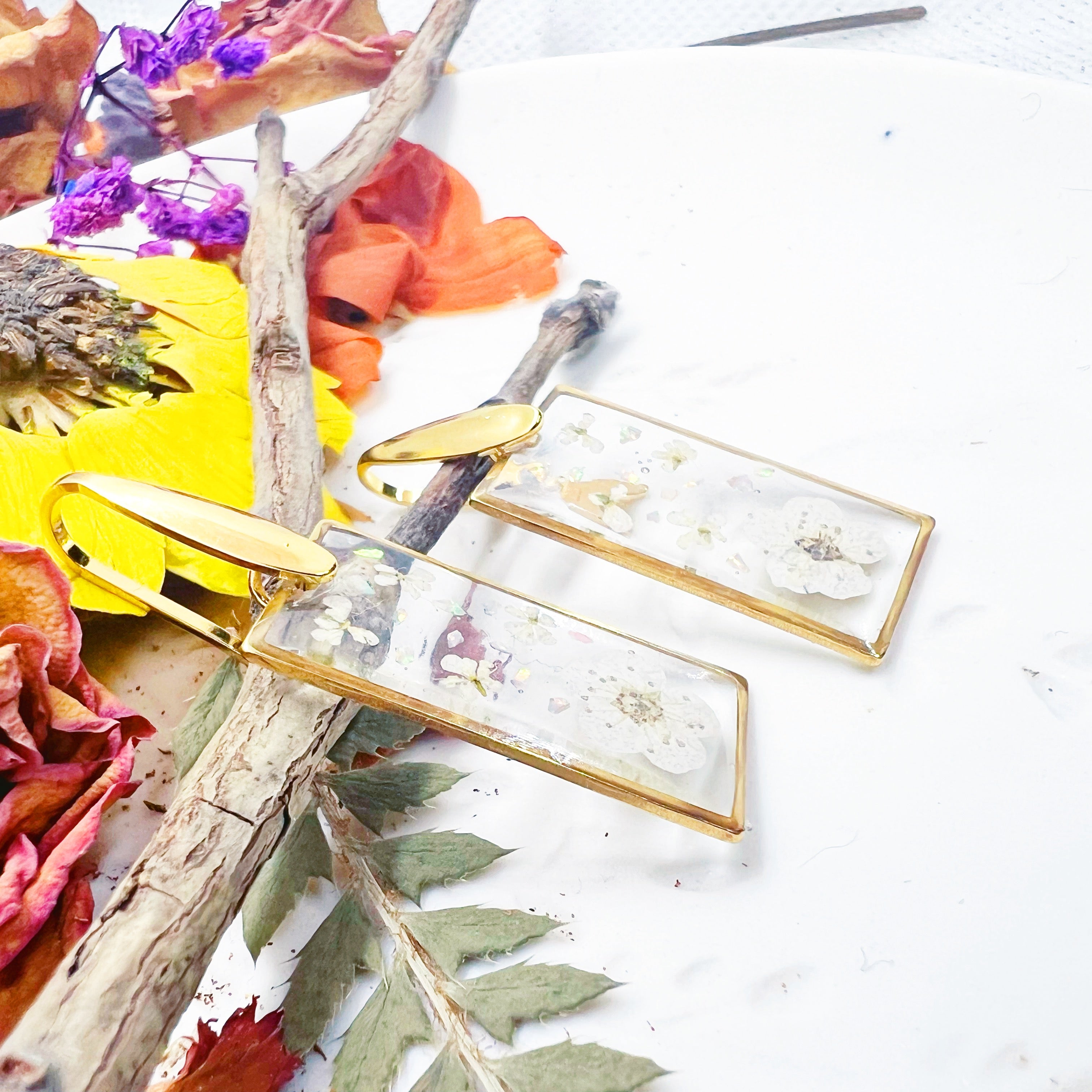 Orecchini donna pendenti rettangolari al lobo in acciaio oro anallergico fiori veri bianchi in resina.Gioielli fiori veri essiccati pressati