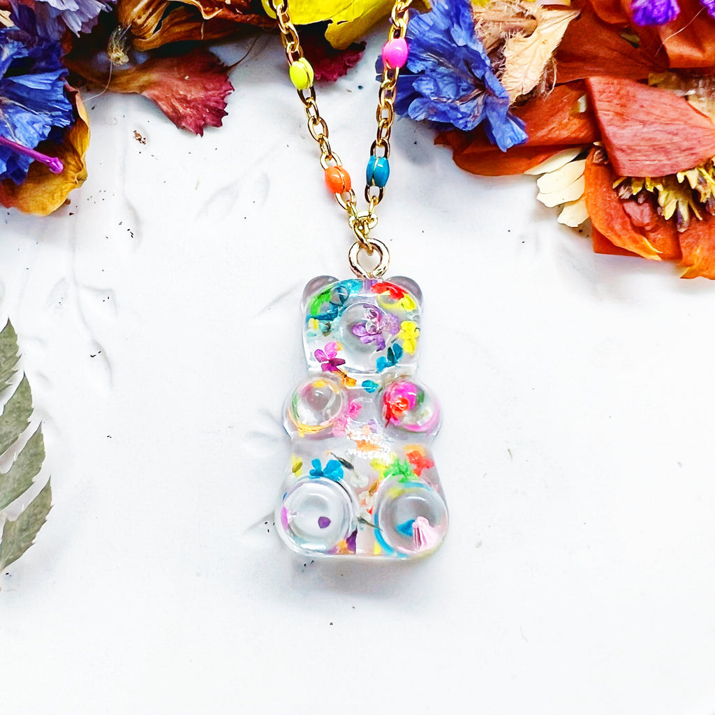 Collana ciondolo orsetto arcobaleno gommoso in resina. Bigiotteria artigianale. Pendente orso fiori veri. Idea regalo ragazze e bambine.