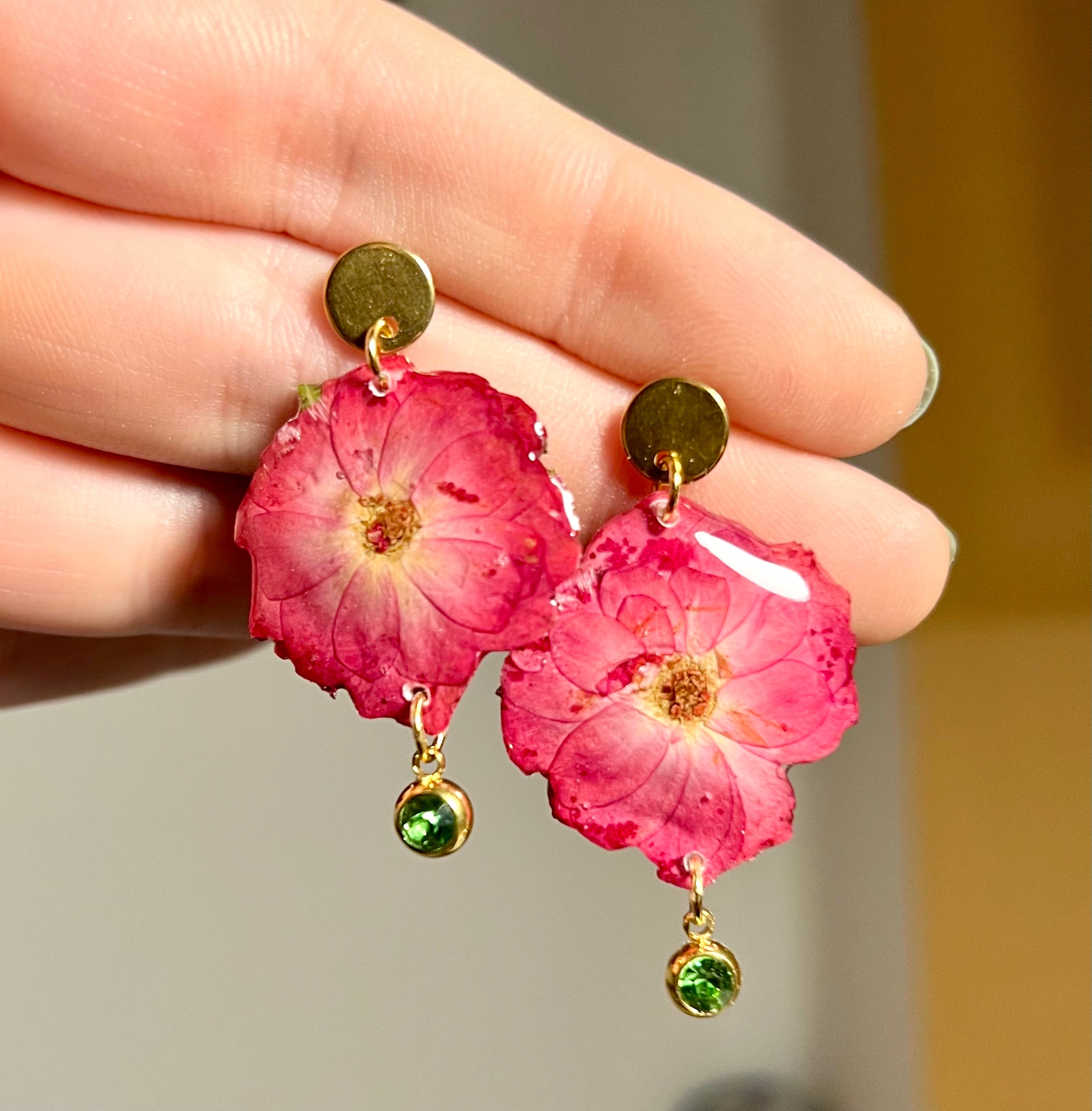 Orecchini pendenti donna acciaio oro ciondolo fiore vero Rosa aperta in resina.Gioielli resina fiori secchi pressati.Regalo unico per lei