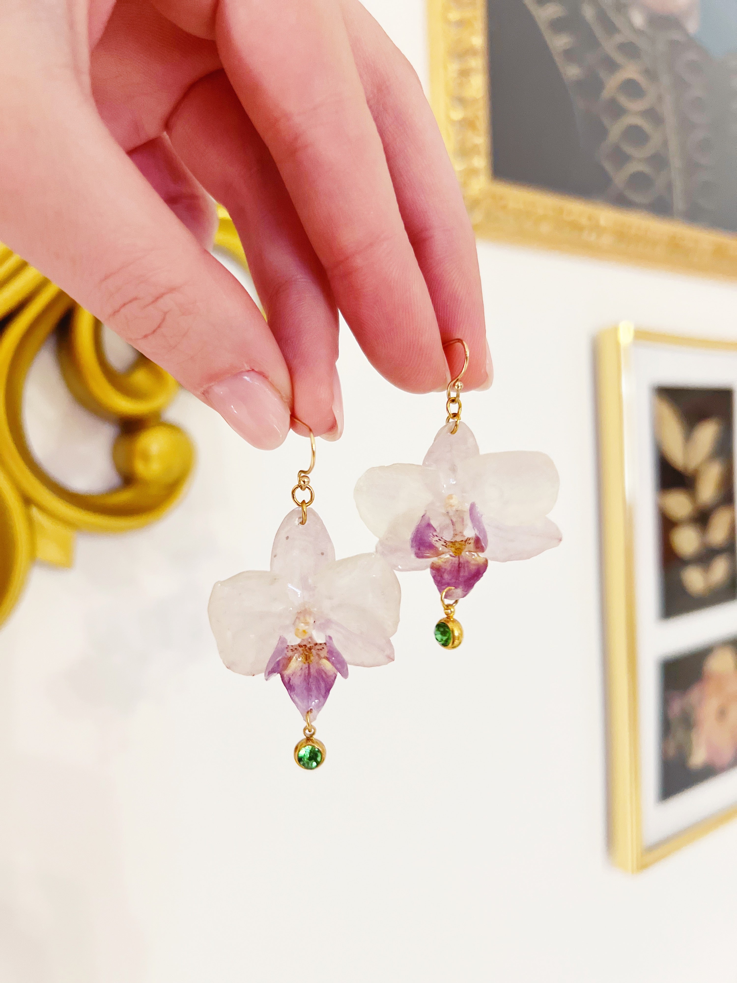 Orecchini veri fiori di orchidea bianca in resina donna oro ciondolo gemme verdi.Gioielli resina fiori secchi pressati.Regalo unico per lei