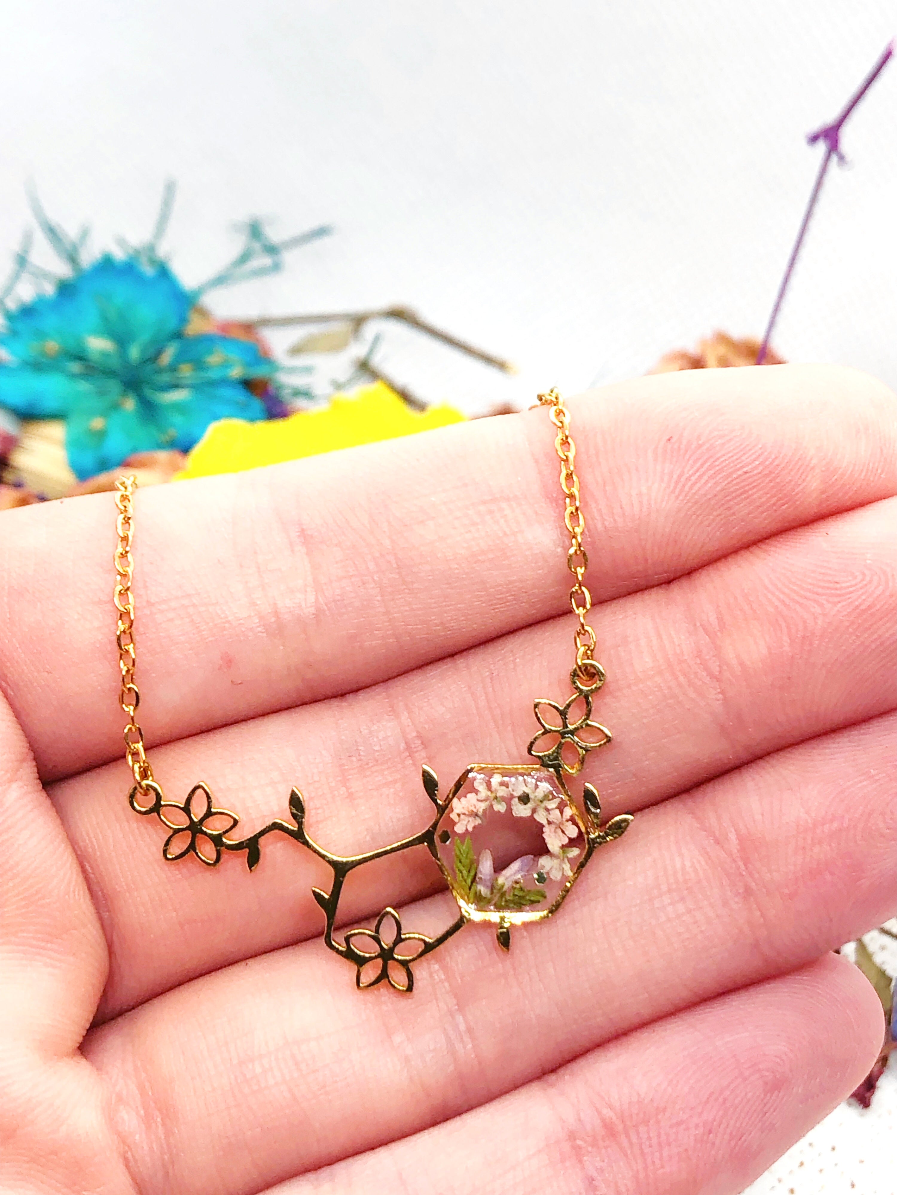 Collana ciondolo molecola di serotonina pendente girocollo fiori veri. Gioielli fiori veri in resina. Regalo felicità speciale