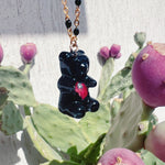 Collana ciondolo orsetto gommoso in resina nera. Bigiotteria artigianale. Pendente orso fiori veri. Idea regalo ragazze e bambine.