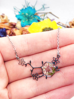 Collana ciondolo molecola di serotonina pendente girocollo fiori veri. Gioielli fiori veri in resina. Regalo felicità speciale