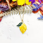 Collana artigianale ciondolo limone con fiori veri in resina e scaglie di opale. Idea regalo originale. Regalo Capri. Regalo italiano