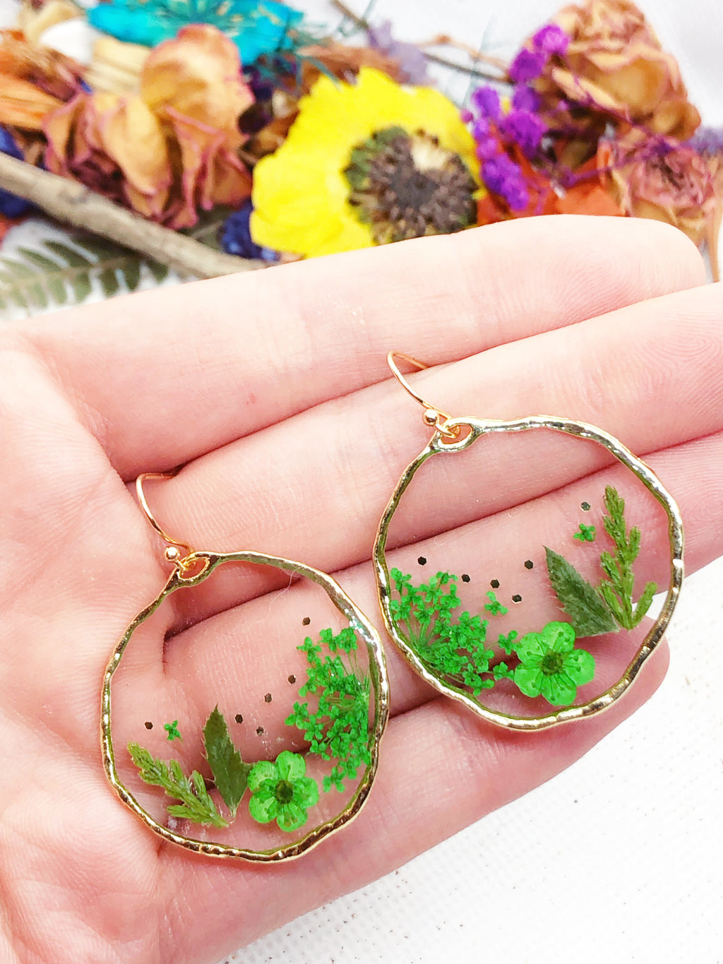 Orecchini cerchi pendenti ottone oro ciondolo fiori veri foglie verdi – BeFloral  Shop