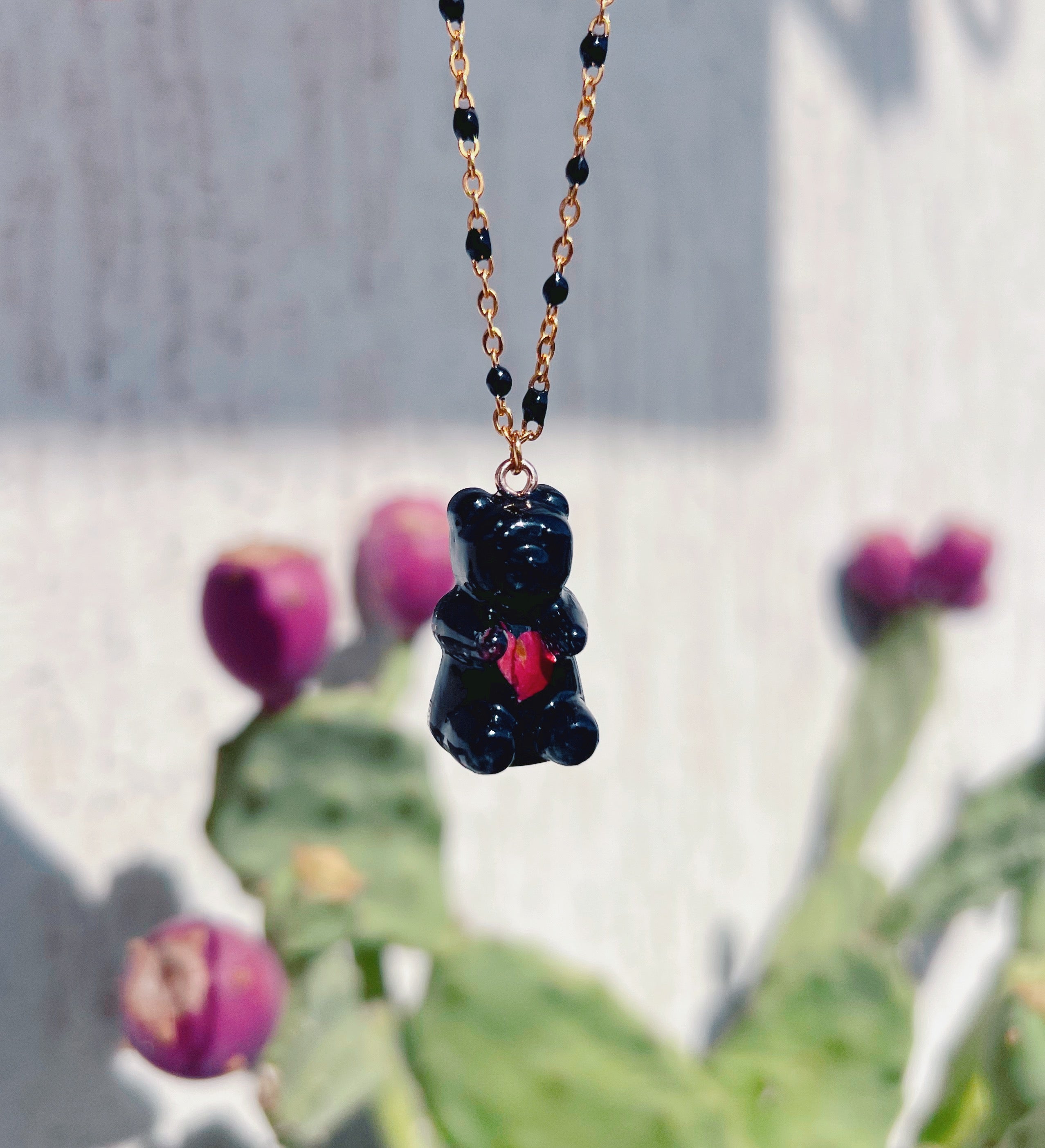 Collana ciondolo orsetto gommoso in resina nera. Bigiotteria artigianale. Pendente orso fiori veri. Idea regalo ragazze e bambine.