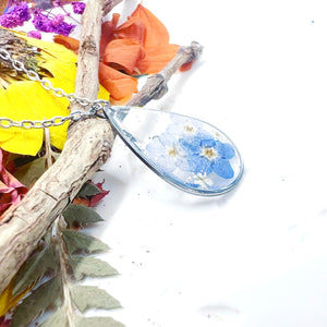 Collana goccia fiori veri Forget me not in resina uv. Ciondolo bigiotteria argento nontiscordardimé .Gioielli resina.idea regalo