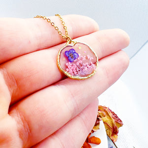 Collana fiori veri rosa e viola in resina. Gioielli bigiotteria oro ciondolo fiore vero. gioiello idea regalo per lei.