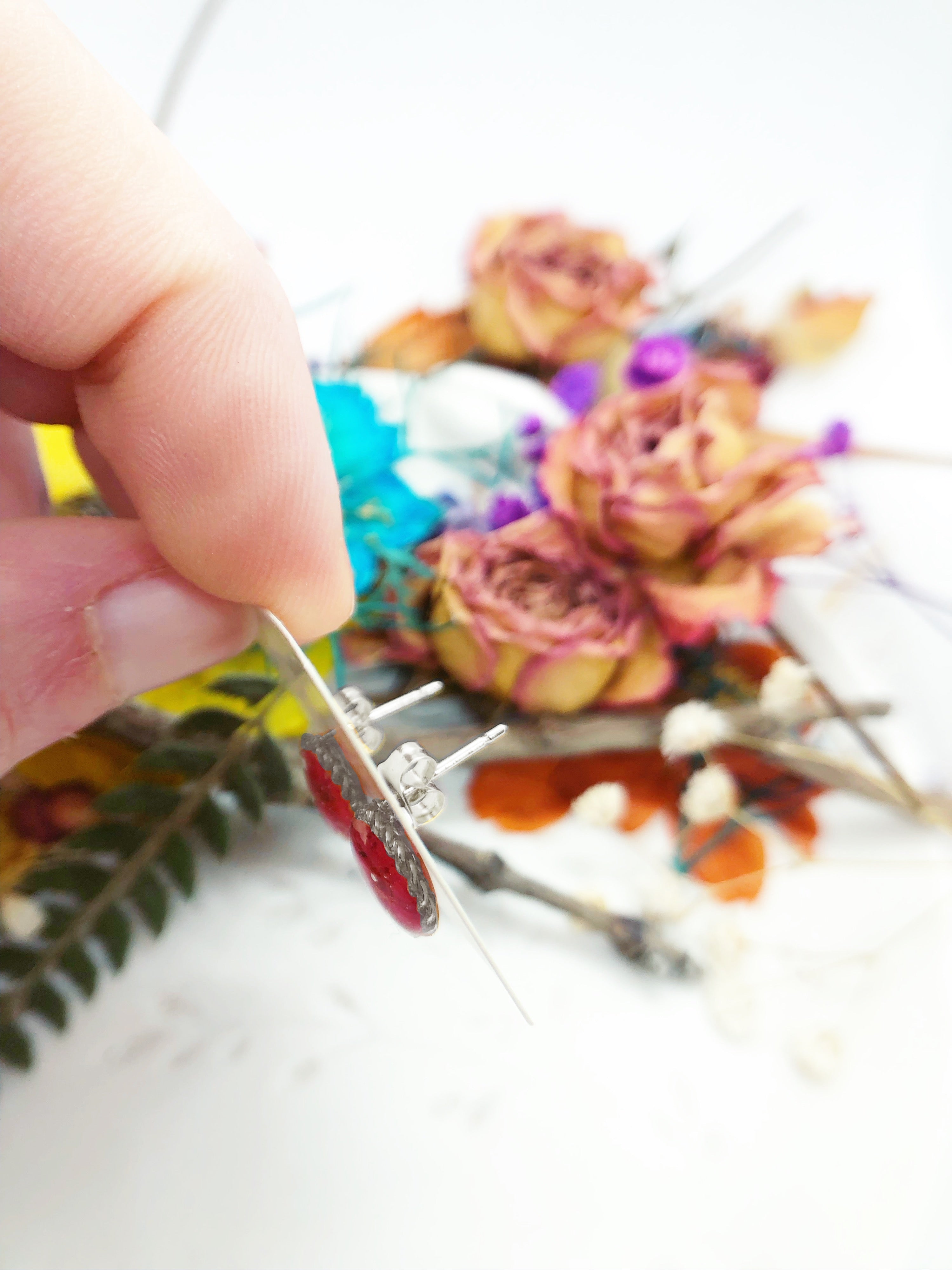 Orecchini bottoncini cerchi piccoli al lobo argento fiori veri rossi in resina. Gioielli anallergici con fiori veri essiccati pressati.