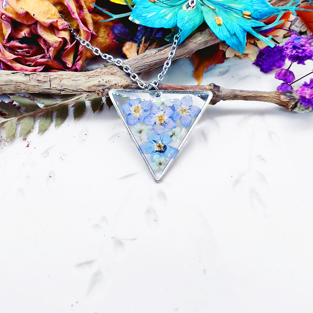 Collana triangolo fiori veri Forget me not in resina uv. Ciondolo bigiotteria argento nontiscordardimé .Gioielli resina.idea regalo