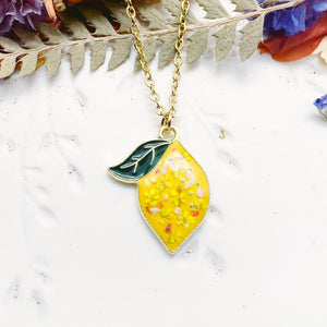 Collana artigianale ciondolo limone con fiori veri in resina e scaglie di opale. Idea regalo originale. Regalo Capri. Regalo italiano