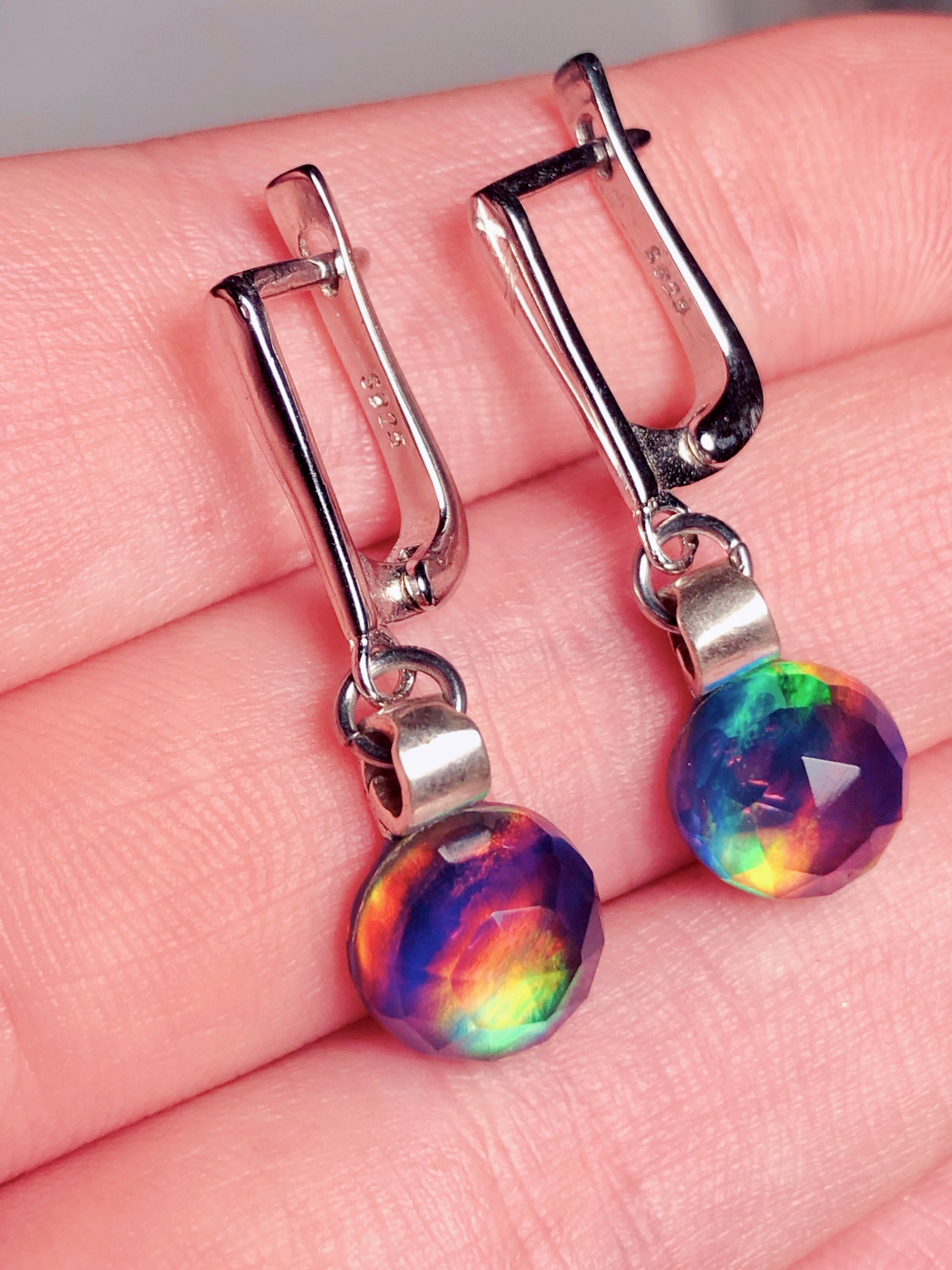 Orecchini donna ciondoli gemme pendenti, argento 925, cristallo opale e quarzo. Idea regalo unica e speciale per lei. Gioielli arcobaleno