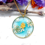 Collana donna ciondolo cielo azzurro nuvole fiori veri pizzo pressati essiccati in resina, catenella acciaio oro.Gioielli resina fiori veri.