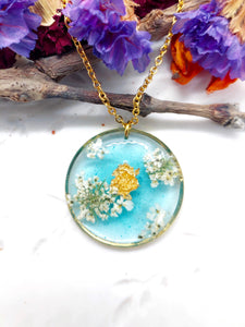 Collana donna ciondolo cielo azzurro nuvole fiori veri pizzo pressati essiccati in resina, catenella acciaio oro.Gioielli resina fiori veri.