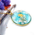 Collana donna ciondolo cielo azzurro nuvole fiori veri pizzo pressati essiccati in resina, catenella acciaio oro.Gioielli resina fiori veri.