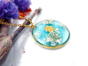 Collana donna ciondolo cielo azzurro nuvole fiori veri pizzo pressati essiccati in resina, catenella acciaio oro.Gioielli resina fiori veri.