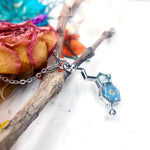 Collana ciondolo molecola di serotonina acciaio argento fiore vero Forget me not. Gioielli fiori veri in resina. Regalo unico.