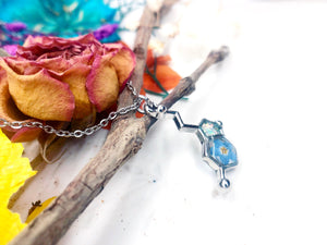 Collana ciondolo molecola di serotonina acciaio argento fiore vero Forget me not. Gioielli fiori veri in resina. Regalo unico.