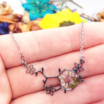 Collana ciondolo molecola di serotonina pendente girocollo fiori veri. Gioielli fiori veri in resina. Regalo felicità speciale