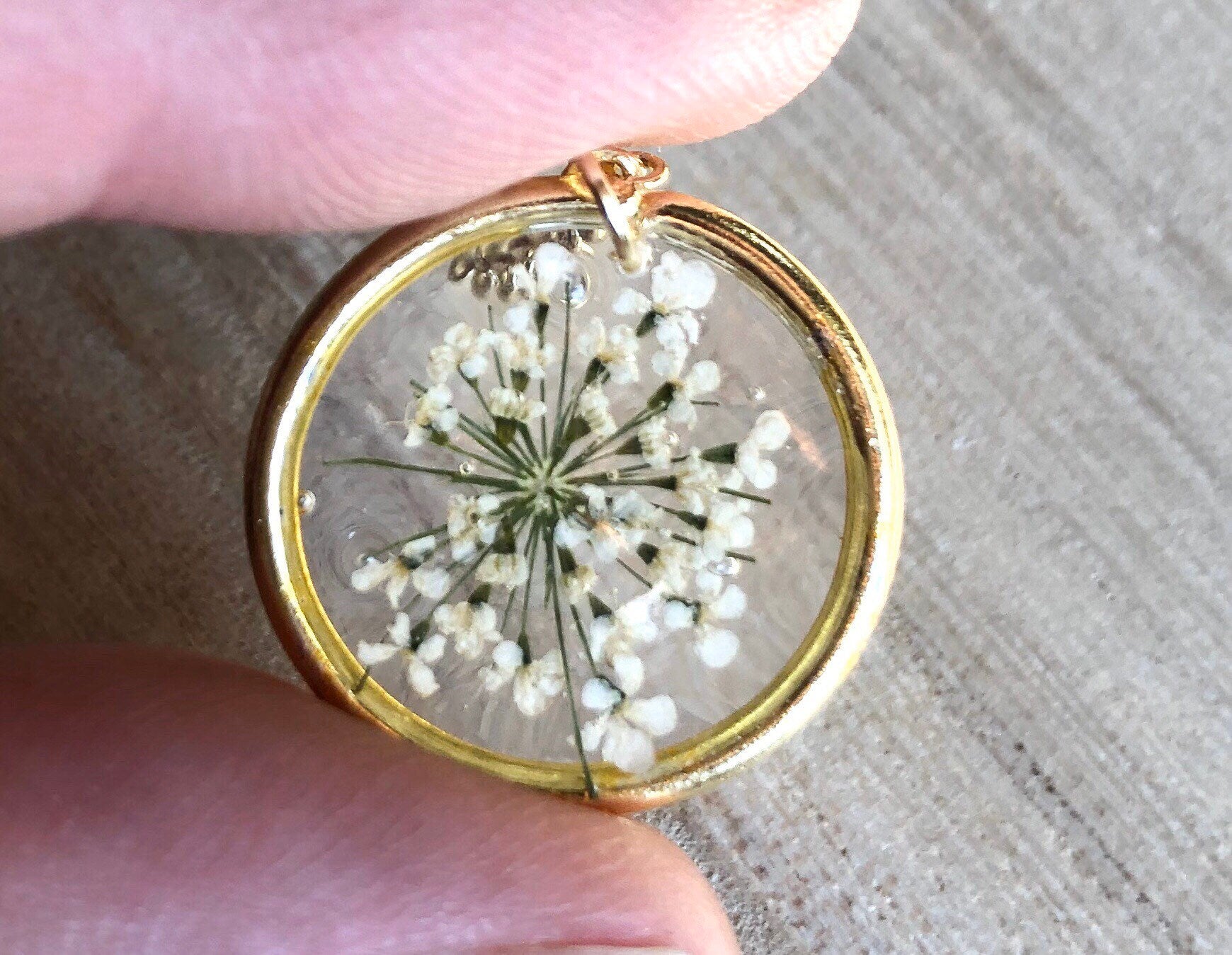 Collana BOTANICAL minimalist catenina oro ottone ciondolo resina UV con Veri fiori PIccoli bianchi