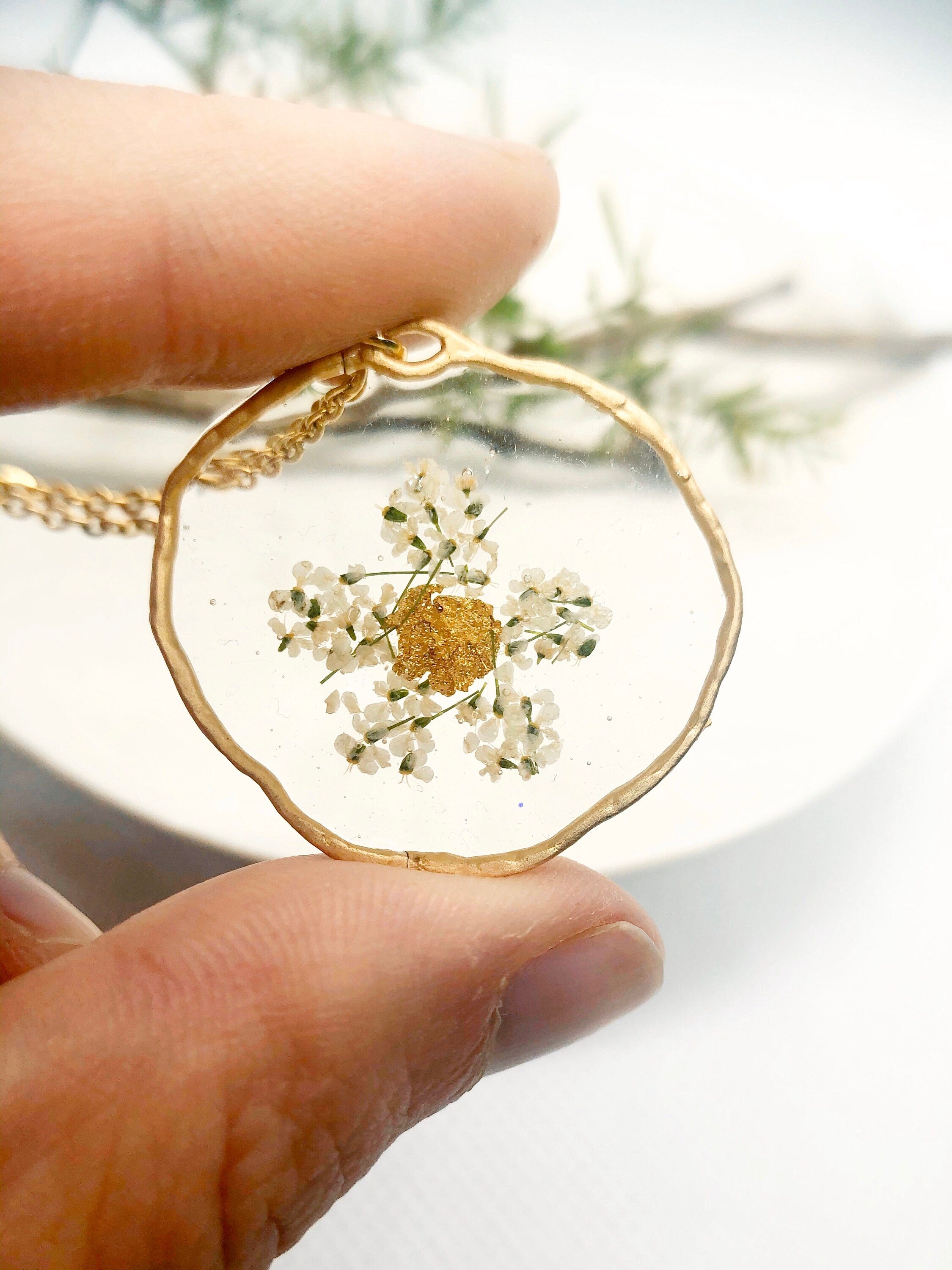 Collana donna Margherita fiori veri essiccati pressati in resina.ciondolo pendente oro ottone. Regalo unico. Accessorio fiore vero