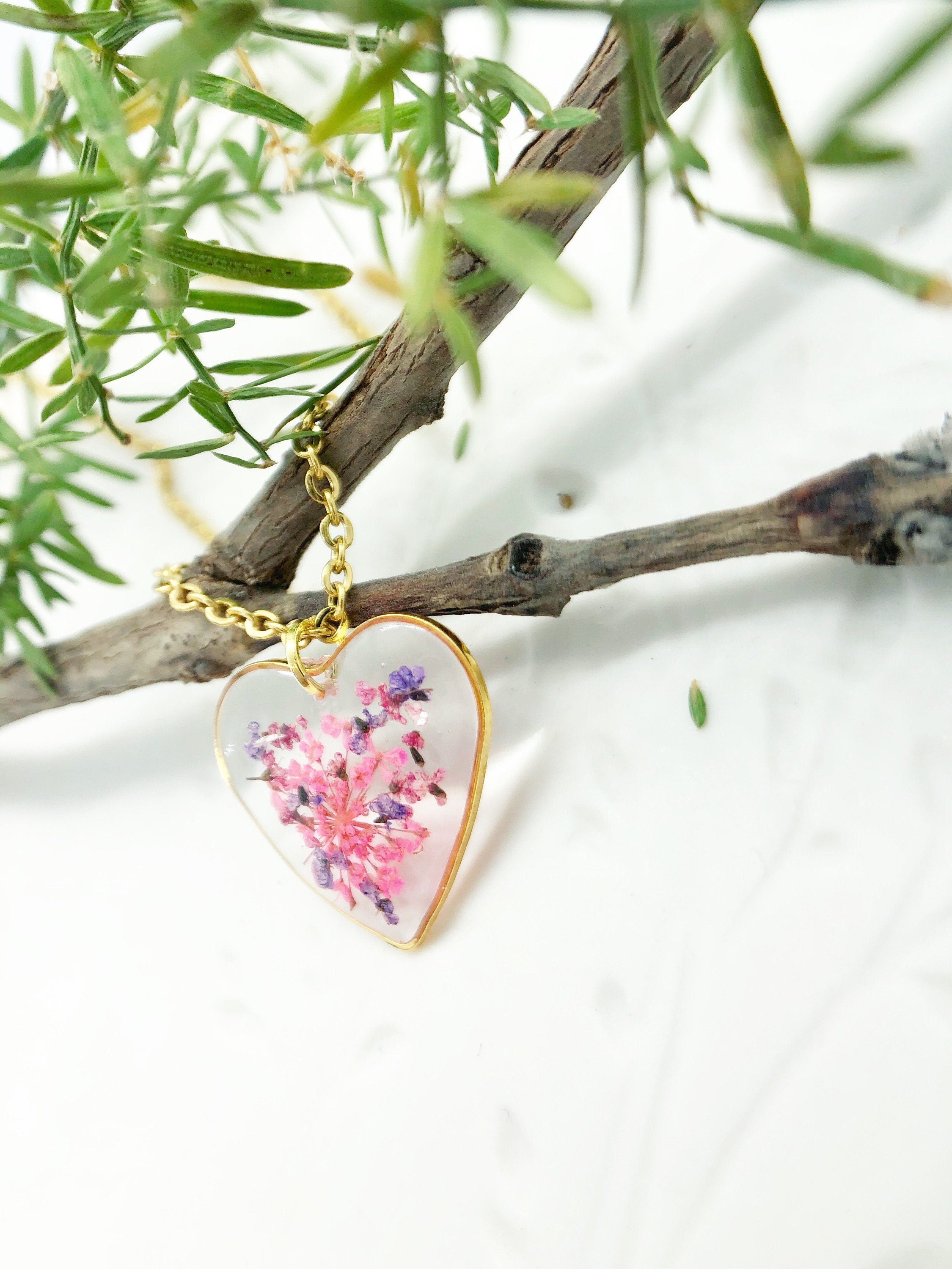 Collana donna ciondolo cuore con fiori veri Rosa viola in resina. Catenella acciaio oro. Gioielli minimalist botanica terrarium natura