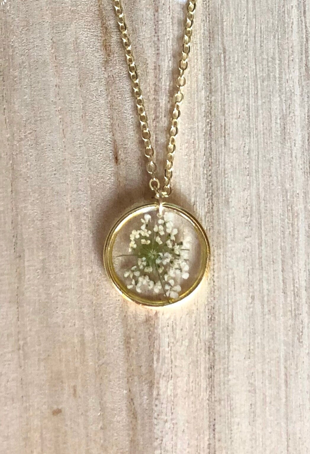 Collana BOTANICAL minimalist catenina oro ottone ciondolo resina UV con Veri fiori PIccoli bianchi