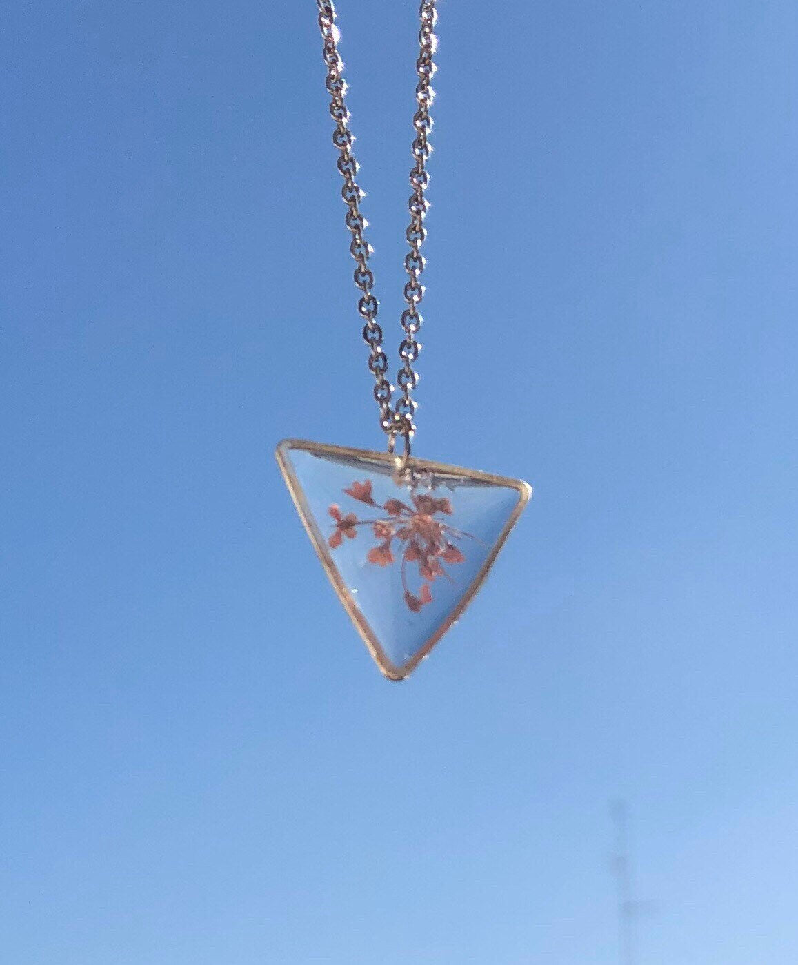 Collana donna minimalist botanica catenella argento acciaio ciondolo resina UV triangolo fiori veri rosa