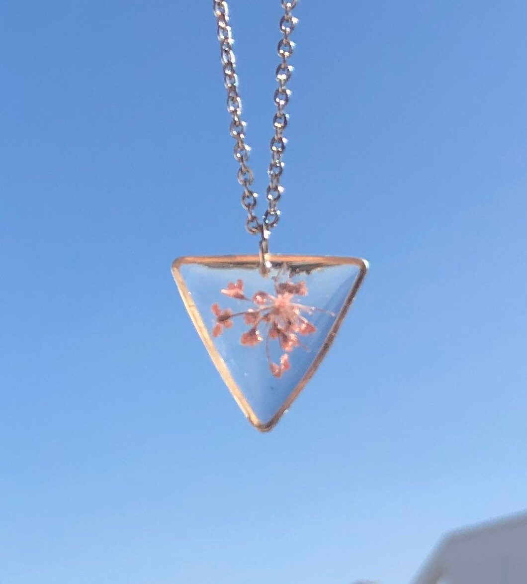 Collana donna minimalist botanica catenella argento acciaio ciondolo resina UV triangolo fiori veri rosa