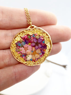 Women's real flowers medallion necklace in resin. Oval pendant in brass and gold steel chain. Dried pressed flowers. Personalized gift