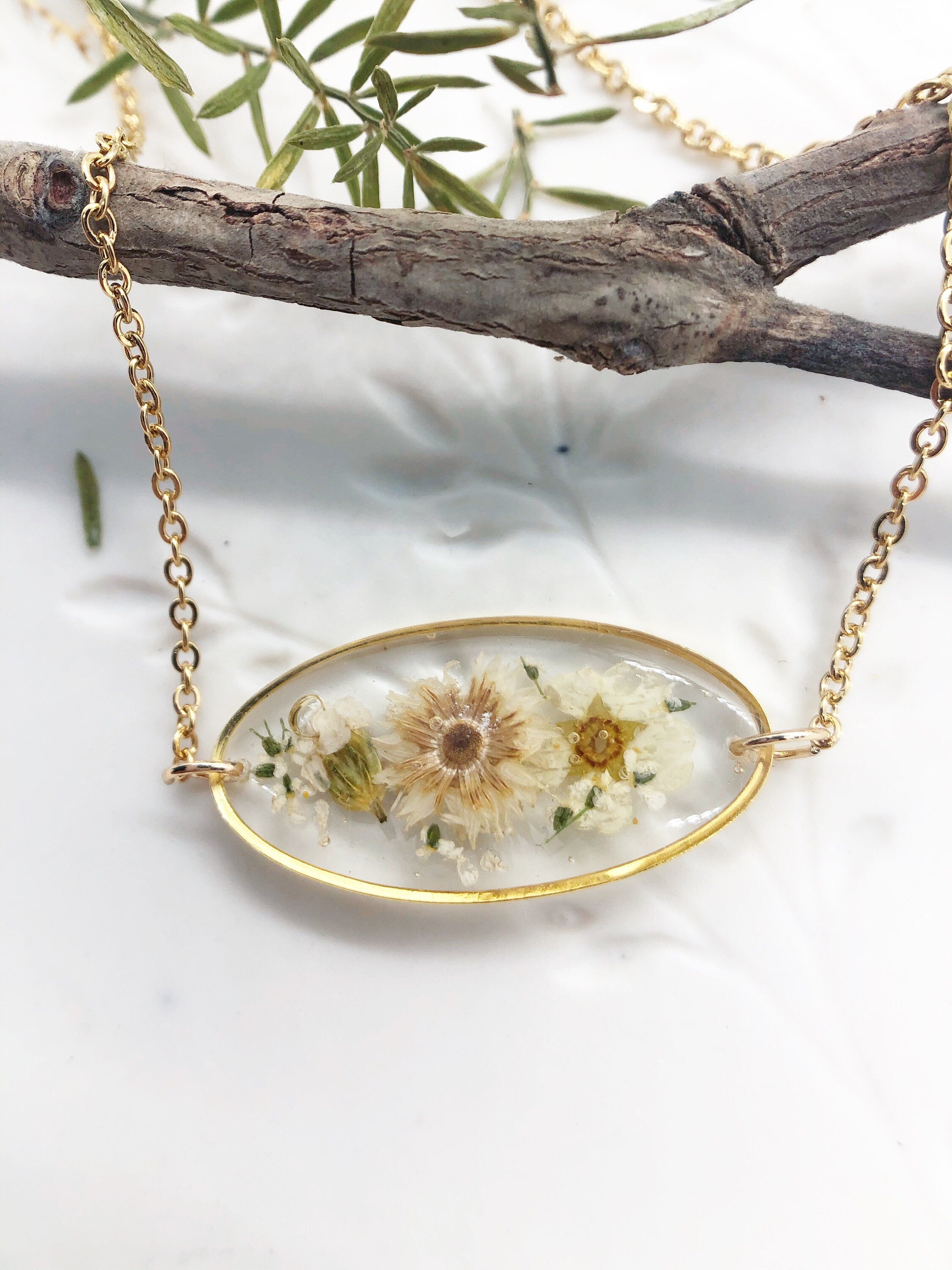 Collana donna pendente ovale fiori veri bianchi essiccati pressati in resina. Gioielli fiori veri resina. Ciondolo oro fiore. Regalo unico