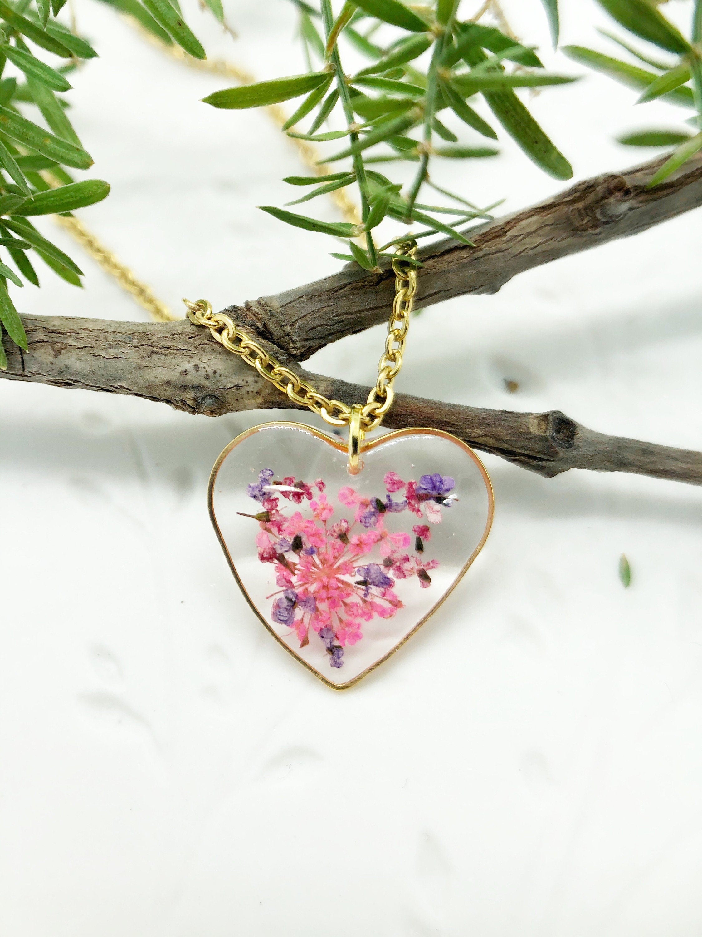 Collana donna ciondolo cuore con fiori veri Rosa viola in resina. Catenella acciaio oro. Gioielli minimalist botanica terrarium natura