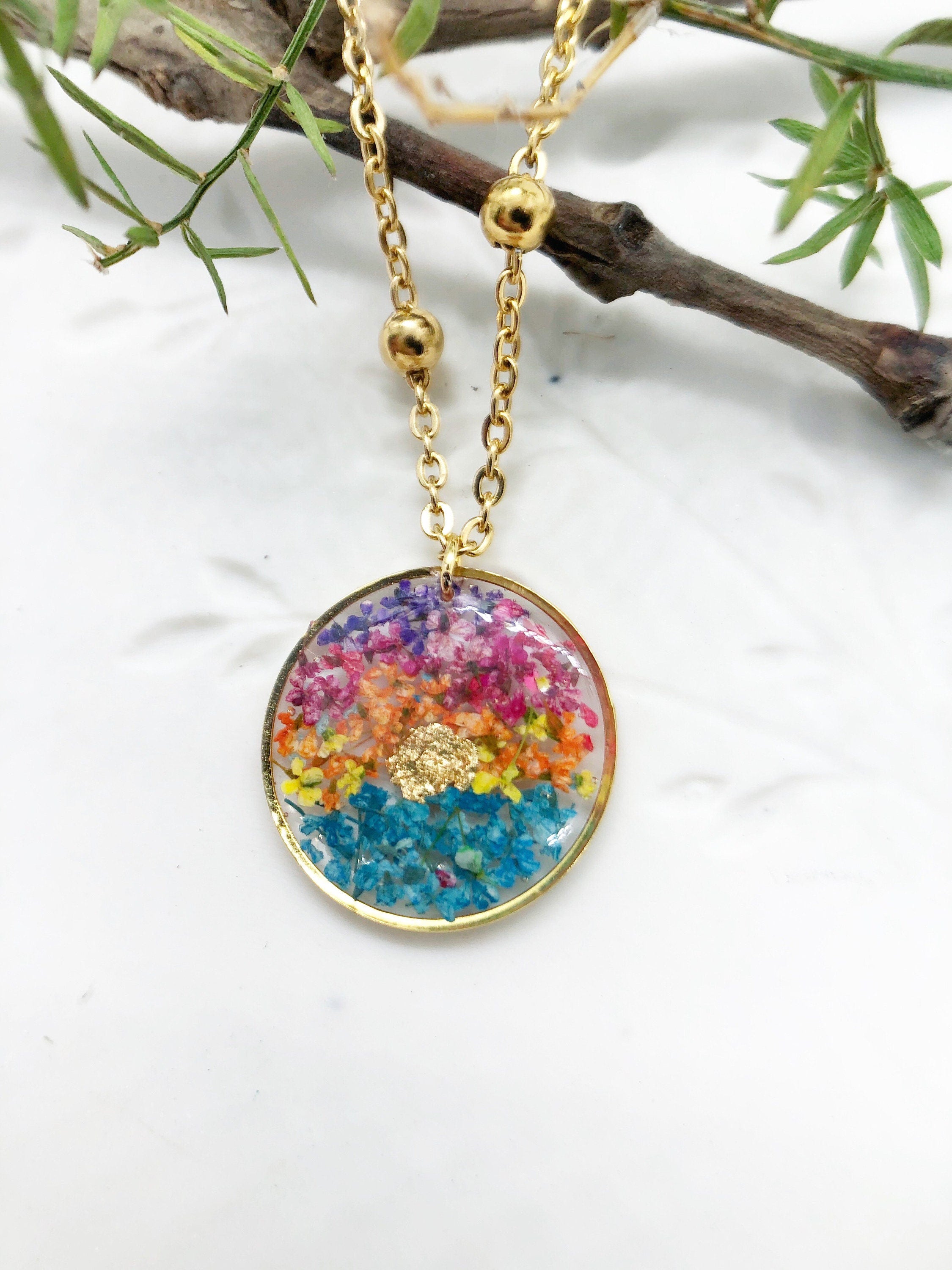 Collana donna tramonto sul mare con fiori veri di pizzo multicolore essiccati e pressati. catenina acciaio oro ciondolo resina UV floreale