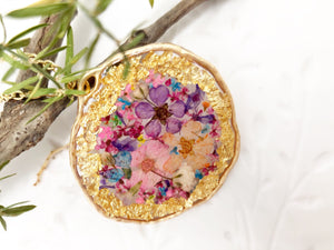 Women's real flowers medallion necklace in resin. Oval pendant in brass and gold steel chain. Dried pressed flowers. Personalized gift