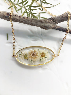 Collana donna pendente ovale fiori veri bianchi essiccati pressati in resina. Gioielli fiori veri resina. Ciondolo oro fiore. Regalo unico