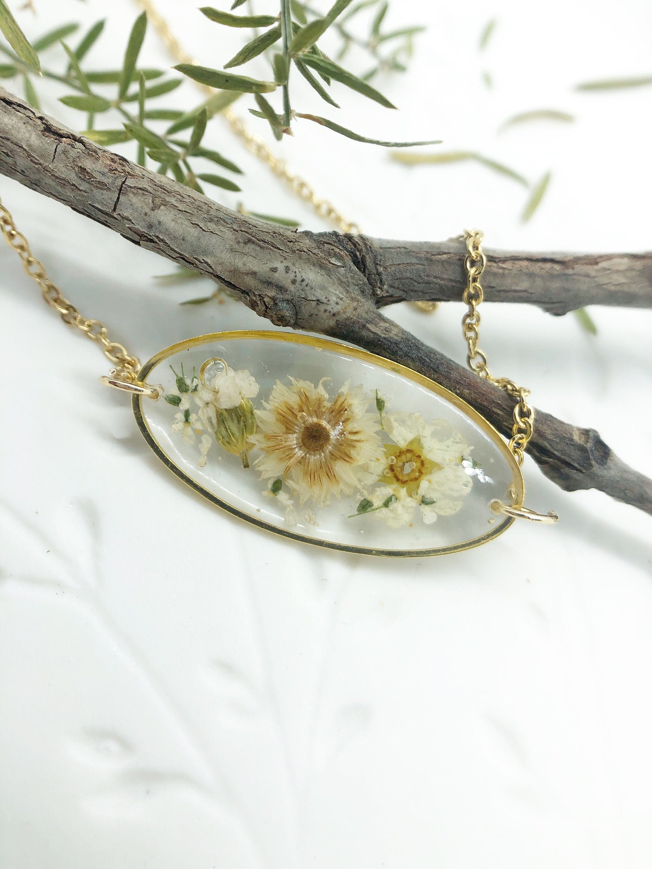 Collana donna pendente ovale fiori veri bianchi essiccati pressati in resina. Gioielli fiori veri resina. Ciondolo oro fiore. Regalo unico