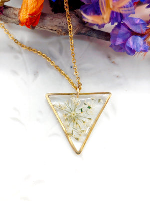 Collana BOTANICAL minimalist catenina oro acciaio ciondolo resina UV con Veri fiori PIccoli bianchi. Gioielli resina fiori veri