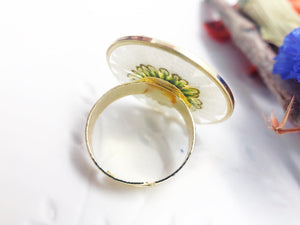 Real daisy flower woman ring in resin. Transparent gold circle with pressed flower. Adjustable one size ring. Resin ring