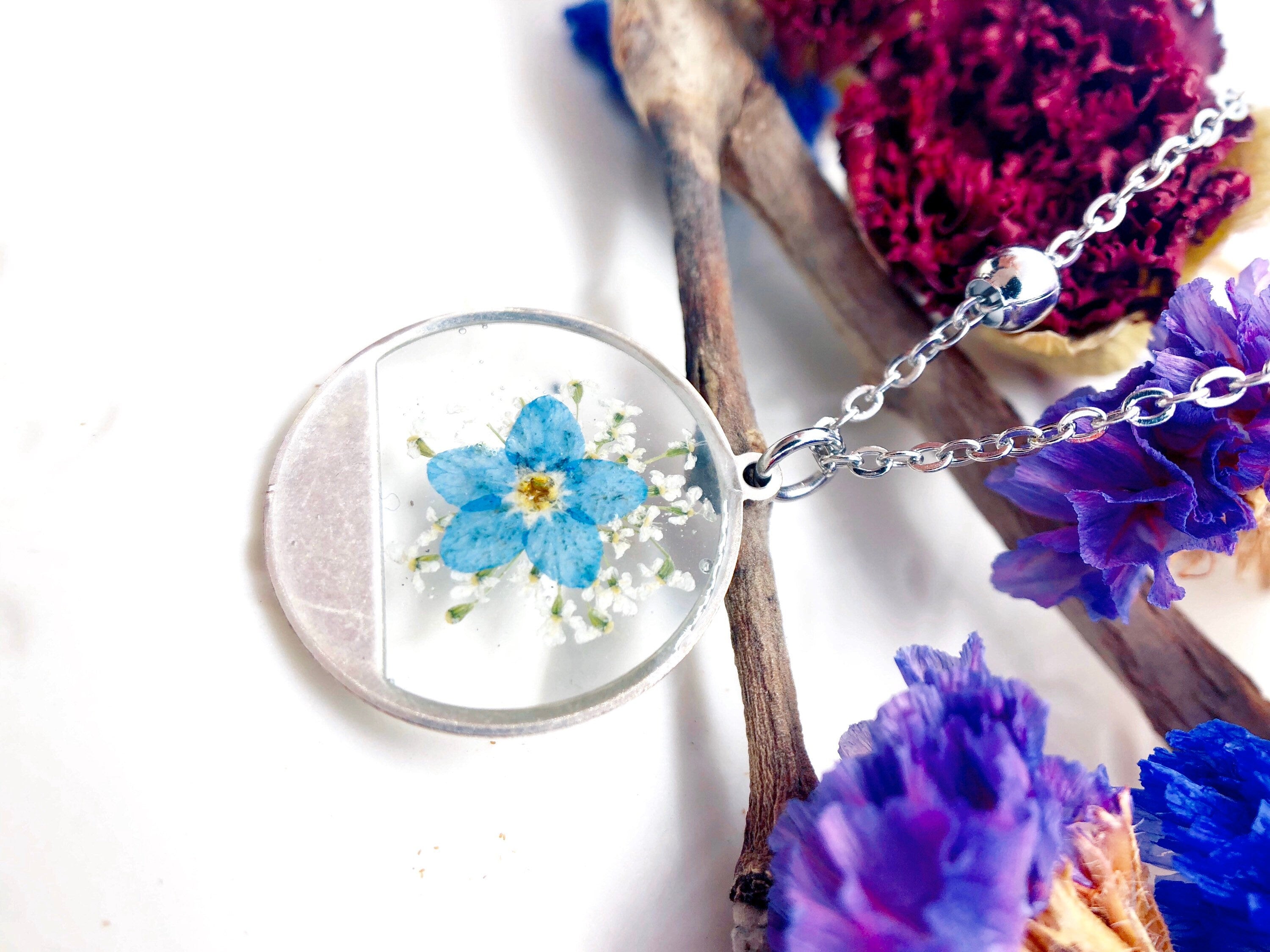 Collana donna ciondolo ottone argentato fiori veri Forget me not in resina. Catenella acciaio. Gioielli minimalist botanica terrarium natura