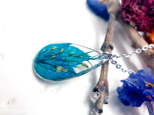 Collana donna Ciondolo goccia piccolo fiore vero petali nigella blu con catena acciaio argento.Gioielli resina.Fiori pressati essiccati