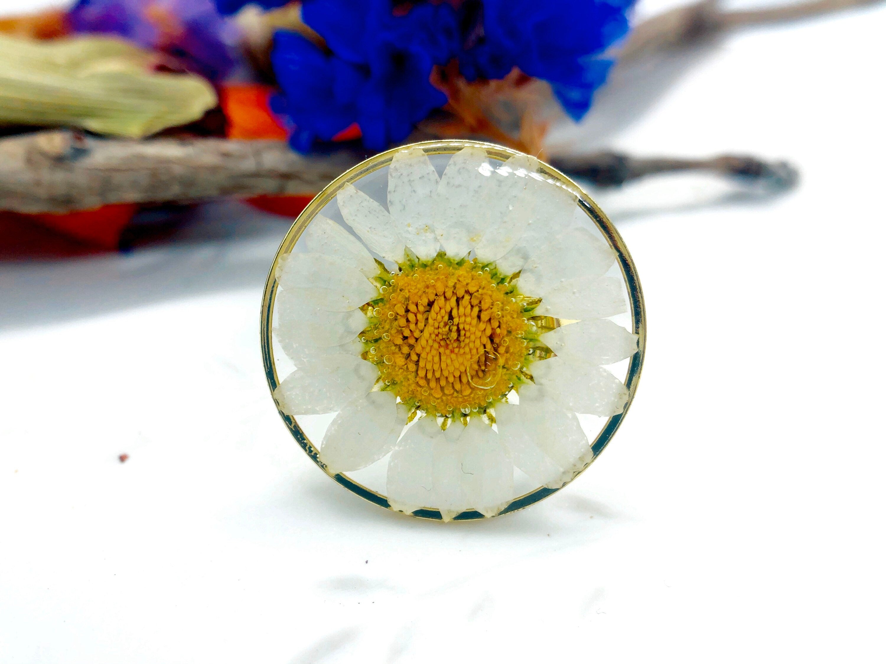 Real daisy flower woman ring in resin. Transparent gold circle with pressed flower. Adjustable one size ring. Resin ring