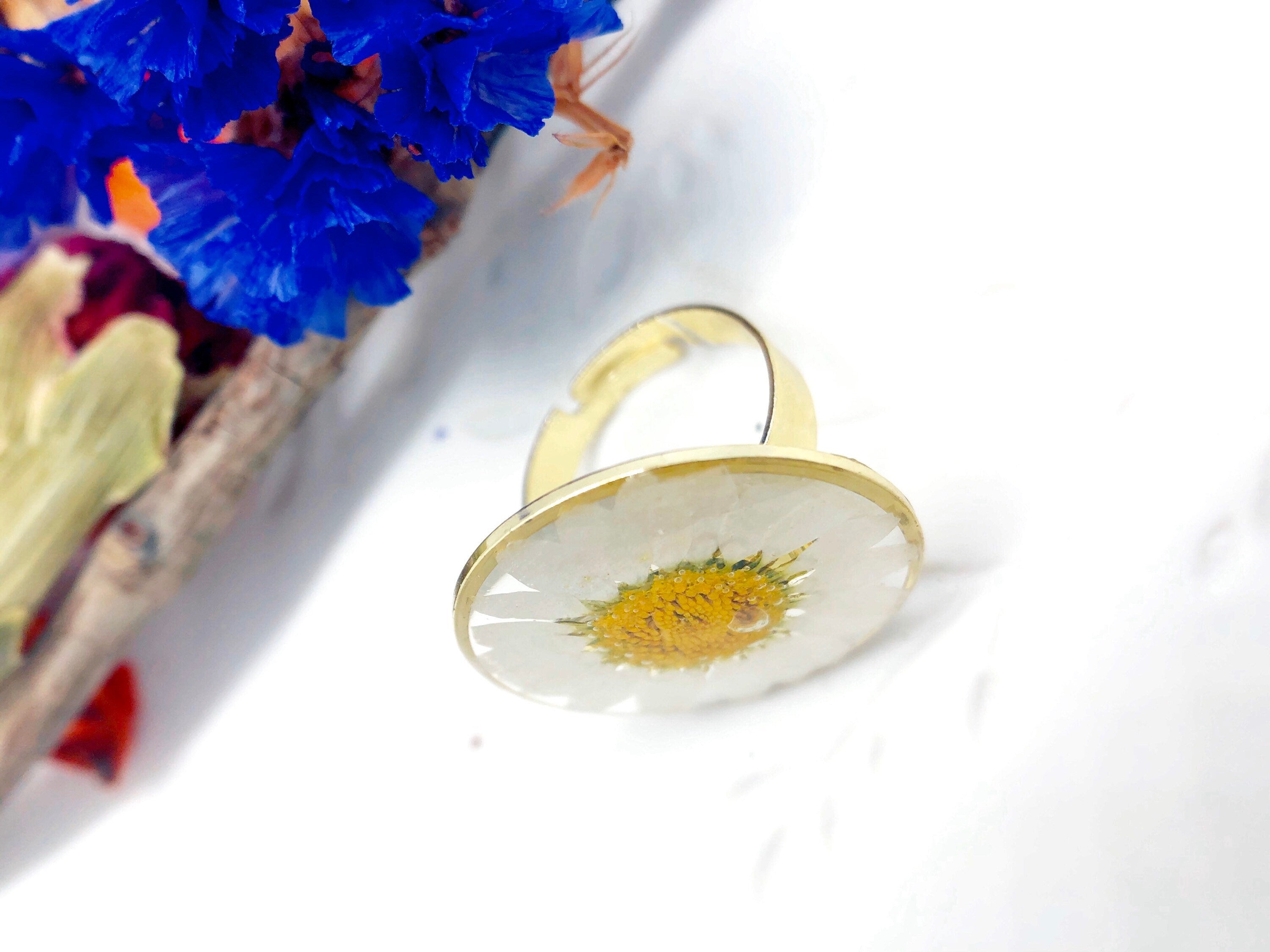 Real daisy flower woman ring in resin. Transparent gold circle with pressed flower. Adjustable one size ring. Resin ring