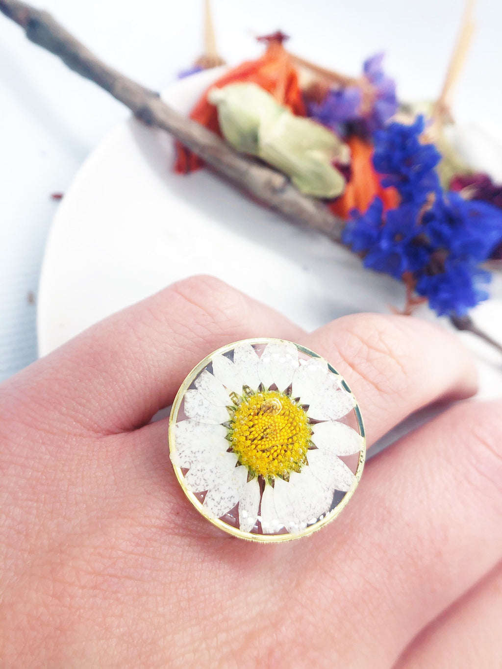 Real daisy flower woman ring in resin. Transparent gold circle with pressed flower. Adjustable one size ring. Resin ring