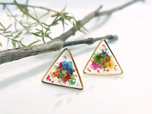 Orecchini triangoli oro al lobo trasparenti resina fiori veri colorati arcobaleno. gioielli fiori veri secchi pressati. Regalo donna unico