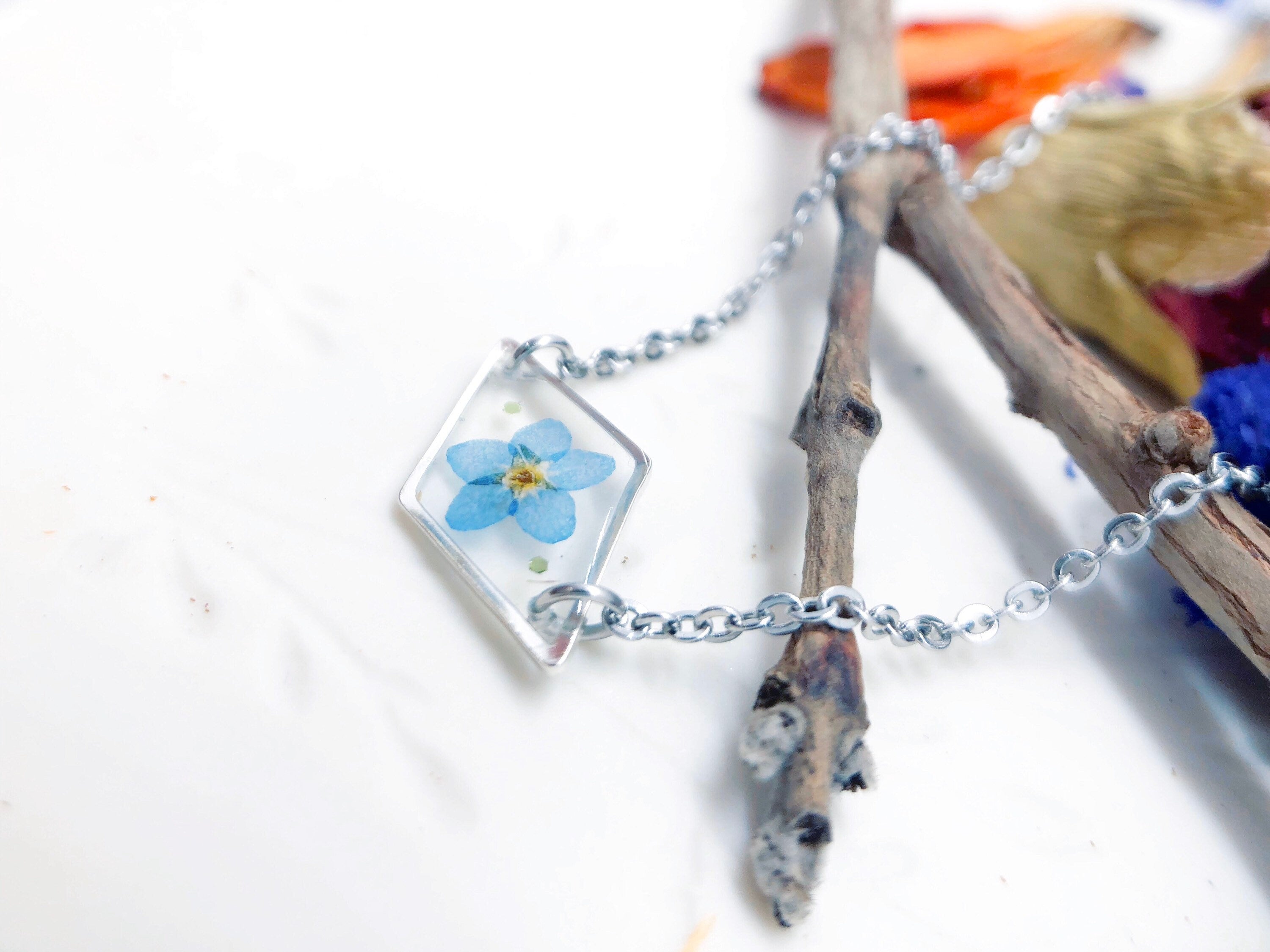 Collana ciondolo fiori veri azzurri Forget me not resina.Catenella acciaio argento Gioielli botanical terrarium nontiscordardimé