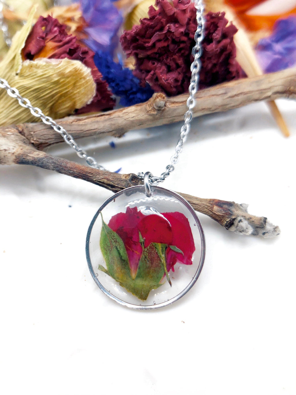 Collana donna ciondolo fiore vero Bocciolo rosa rossa in resina. Catenella acciaio Gioielli cristalli fiori essiccati pressati terrarium