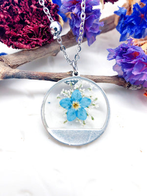 Collana donna ciondolo ottone argentato fiori veri Forget me not in resina. Catenella acciaio. Gioielli minimalist botanica terrarium natura